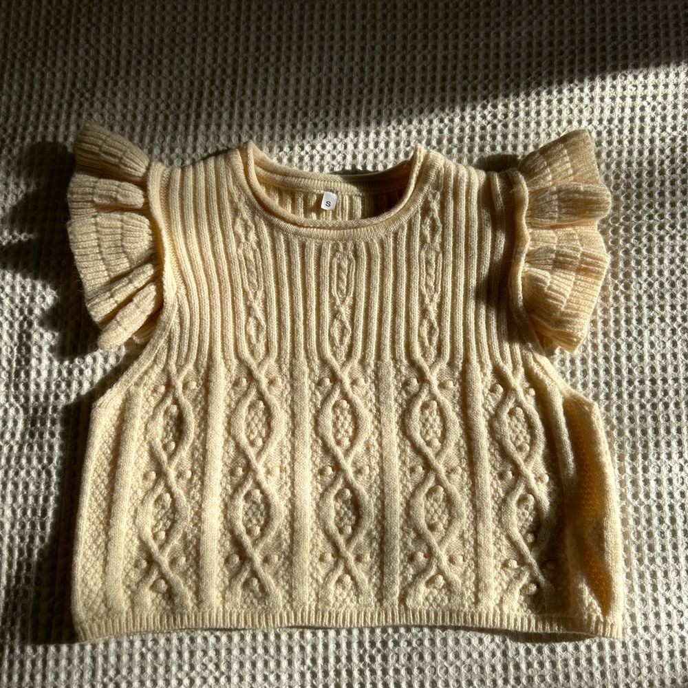 CABLE KNIT BABY DOLL RUFFLE SHOULDER CROP TOP
